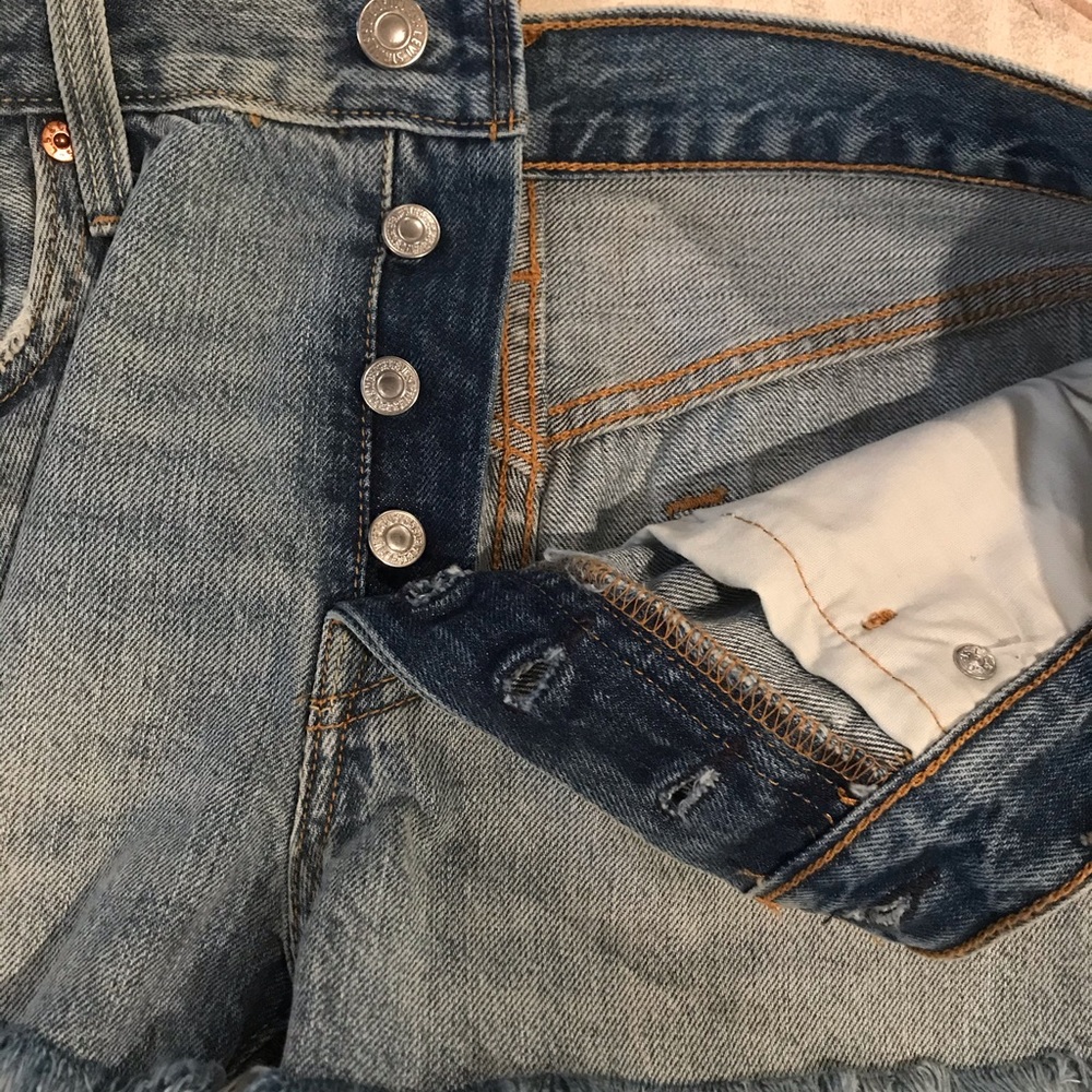 Levi 501 distressed cutoff shorts - Picture 5 of 6